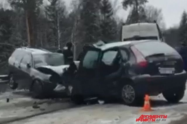 На автодороге Пермь-Нытва из-за жёсткого ДТП образовалась большая пробка