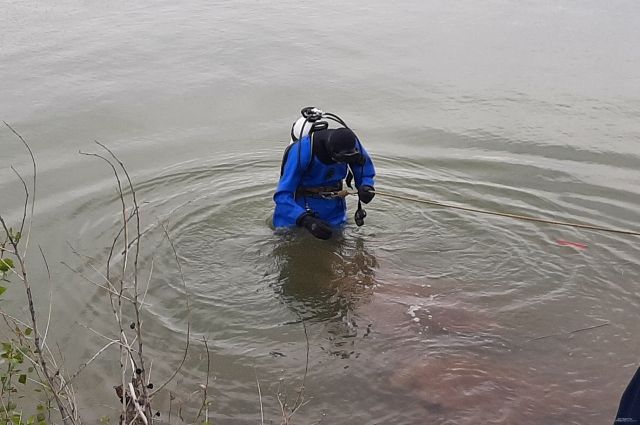 Водолазы достали со дна реки в Новоалтайске труп мужчины