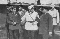 М.Н. Тухачевский с инженером-конструктором П.И. Гроховским (август 1934 г.).