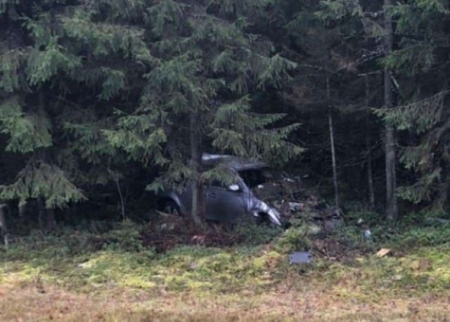 Водитель BMW погиб в аварии под Тосно, тело извлекали спасатели