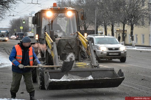Во Владимирской области снег на дорогах расчищают 214 единиц спецтехники