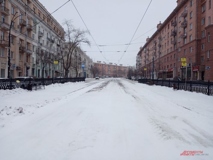 Трамваи в сторону вокзала не могут проехать с 29 октября. На остановке у площади Революции рельс уже почти не видно под слоем снега.