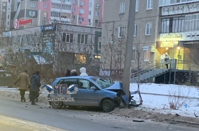 Два человека пострадали при столкновении иномарки со столбом в Челябинске