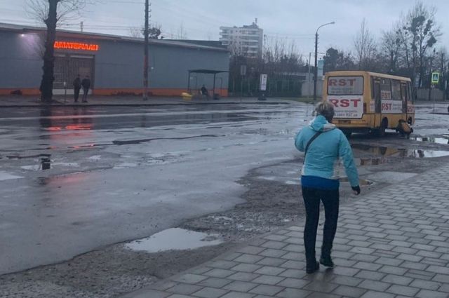 Во Львове водитель маршрутки сбыл двух пешеходов и скрылся с места ДТП