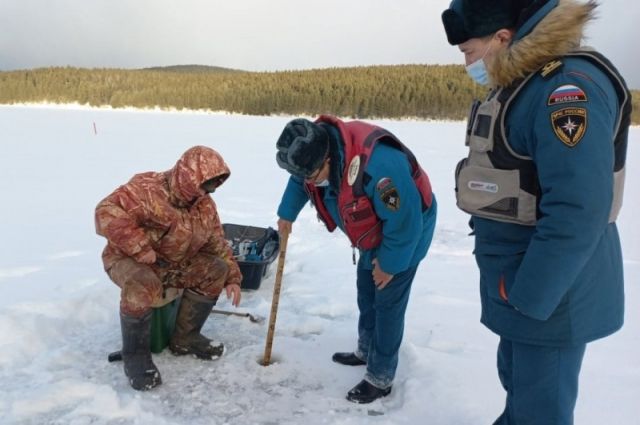 Штрафы за выход на лед грозят рыбакам Свердловской области