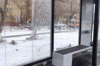 В Оренбурге вандалы разбили стекло «умной» остановки. 
