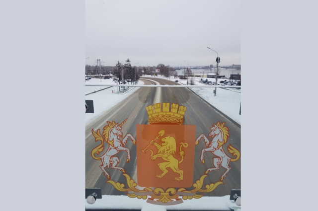 На них изображён герб Красноярска.