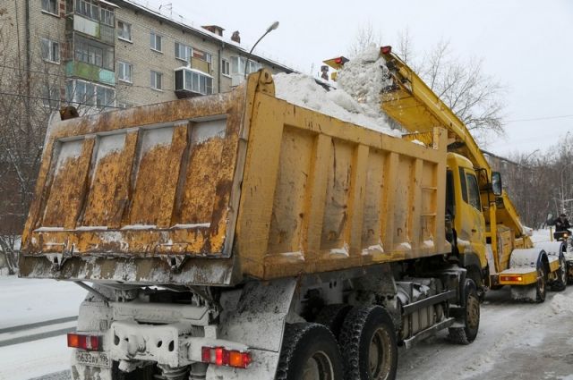 Более 190 тонн песка и смеси высыпано на дороги Среднего Урала