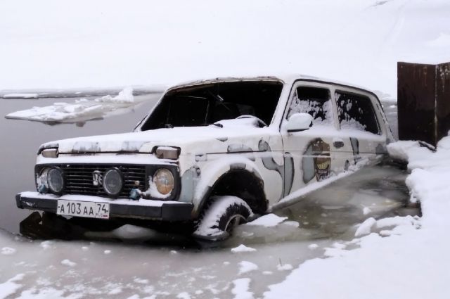 Автомобиль егерской службы обнаружили в водоеме Челябинска