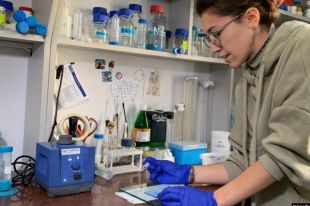 Врачи объяснили, может ли COVID-вакцина вызвать болезнь Паркинсона