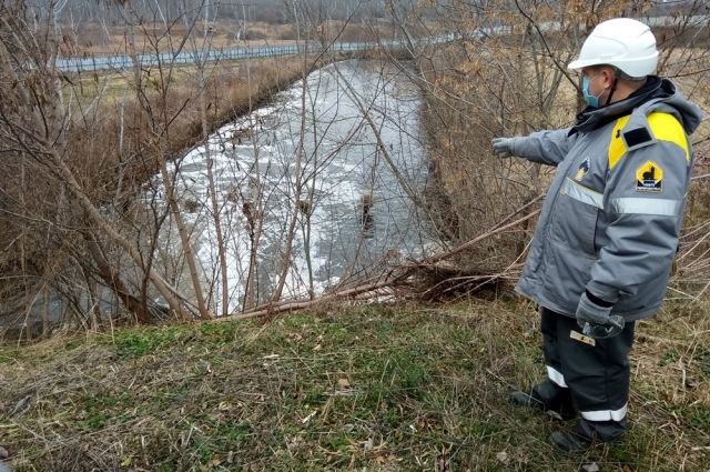 Начальник управления охраны окружающей среды и очистных сооружений АО «РНПК» Андрей Вегерин показывает место сброса очищенных вод в Листвянку. Отсюда, можно сказать, и начинается полноценная река.