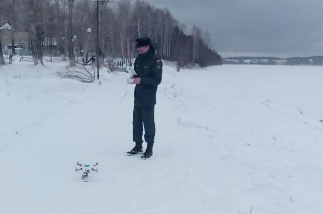 За теми, кто вышел на лед, сотрудники свердловского МЧС следят с дронов