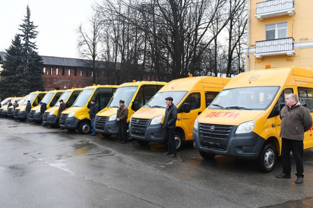 Еще 16 школьных автобусов появились в Смоленской области