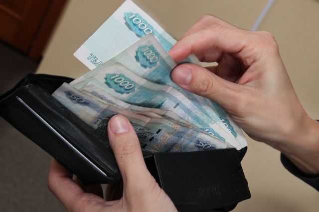 Оренбурженка вытащила из машины родственника 83000 рублей