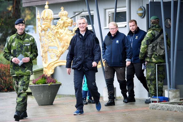 Министр обороны Швеции Петер Хультквист (третий слева), верховный главнокомандующий Швеции Микаэль Байден, генеральный секретарь НАТО Йенс Столтенберг и министр обороны Финляндии Антти Кайкконен выходят из здания во время учений SWENEX на военно-морской базе в Берге, Швеция, 27 октября 2021 года.