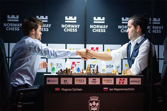В сентябре Непомнящий и Карлсен встречались на турнире Norway Chess. Там победа досталась норвежцу.