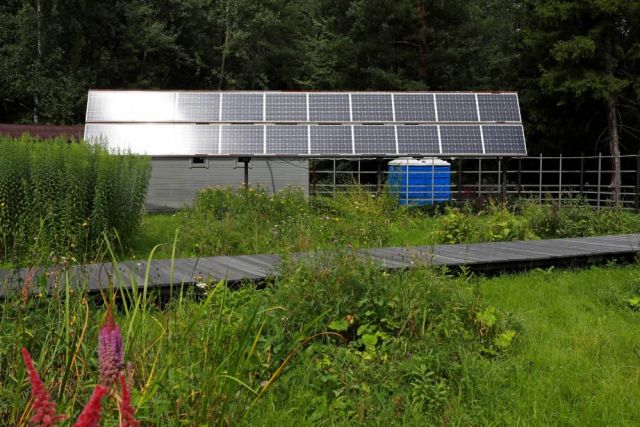 Солнечные батареи на территории вольерного комплекса "Дом лани" в Зеленограде.