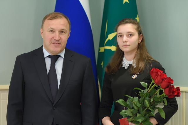 Глава Адыгеи Мурат Кумпилов наградил школьницу за спасение сестёр из огня