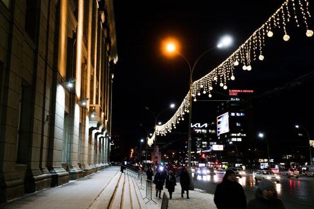 В центре Новосибирска включили новогоднее освещение в тестовом режиме