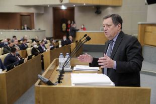 Председатель Комитета по бюджету и налогам Андрей Макаров во время пленарного заседания Госдумы 23 ноября 2021 года. Фото предоставлено пресс-службой нижней палаты парламента.