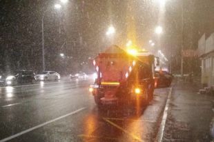 В Киеве выпал первый снег: техника обрабатывает дороги и тротуары.