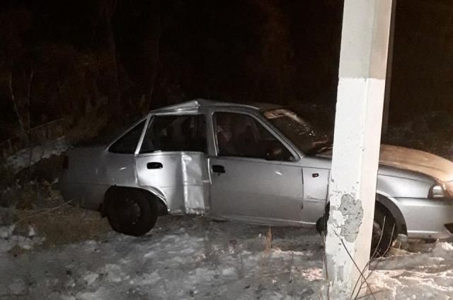 В Орске в столкновении Daewoo с опорой ЛЭП пострадала пассажирка-подросток