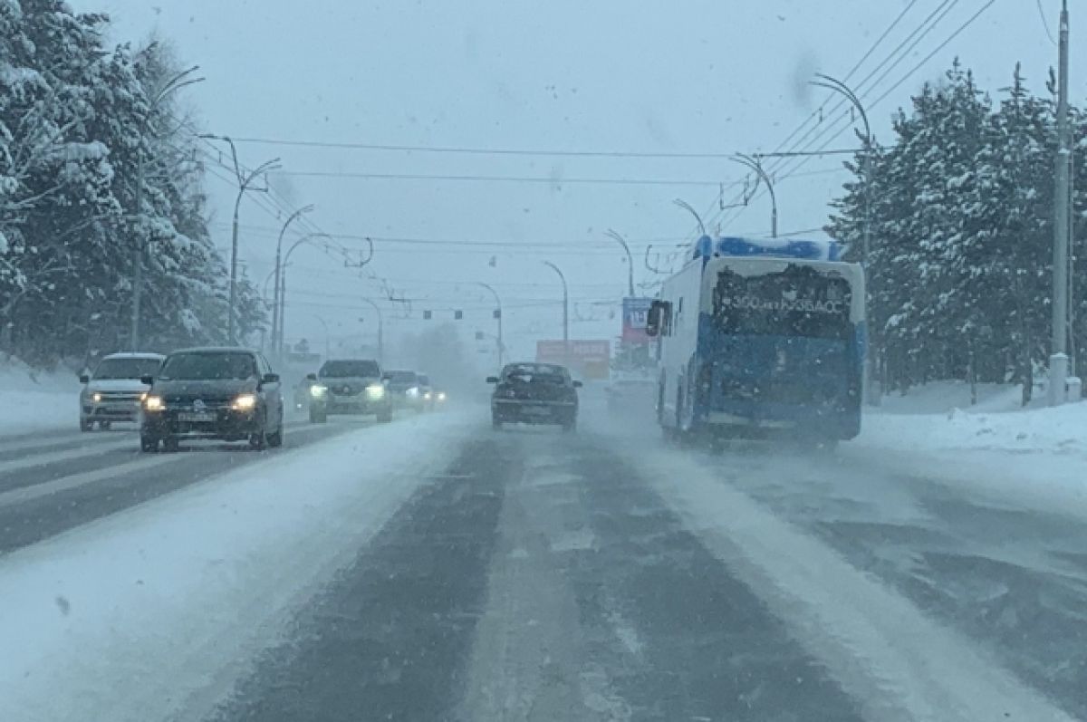 Прогноз погоды метели. Мокрый снег на дороге. Метель на дороге Кузбасс. Метель в Кемерово. Снежные завалы на дорогах.