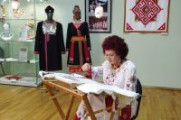 Умелые руки мастеров бережно сохраняют традиции чувашской вышивки.