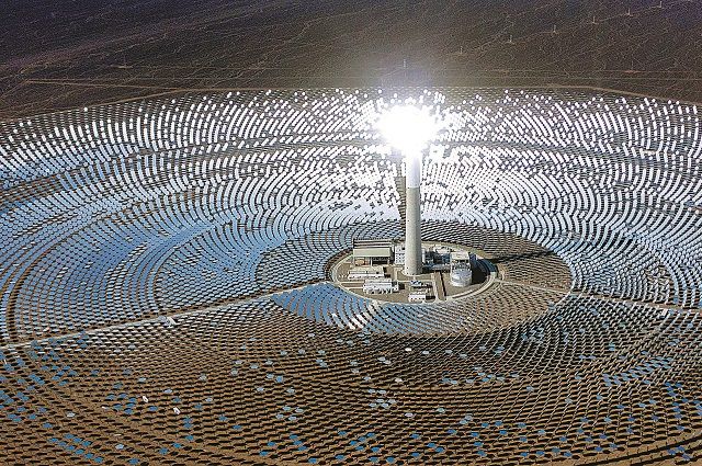В августе в городе Хами Синьцзян-Уйгурского автономного района начала работу солнечная тепловая электростанция.