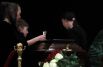 Дочь Нины Руслановой Олеся Рудакова и ее сын Константин у гроба Руслановой во время церемонии прощания в Доме кино