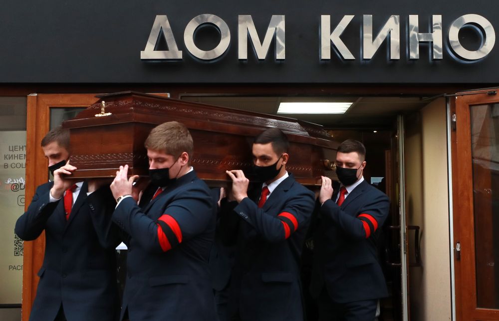 Вынос гроба с телом актрисы Нины Руслановой после церемонии прощания в Доме кино