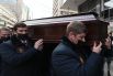 Гроб с телом актрисы Нины Руслановой перед церемонией прощания в Доме кино