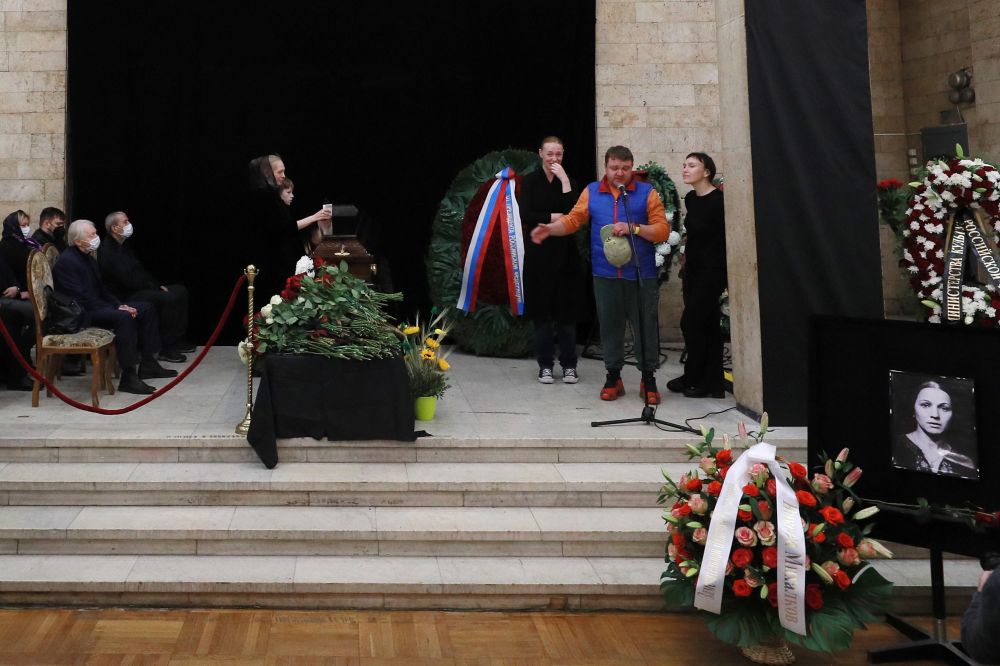 Во время церемонии прощания с актрисой Ниной Руслановой в Доме кино