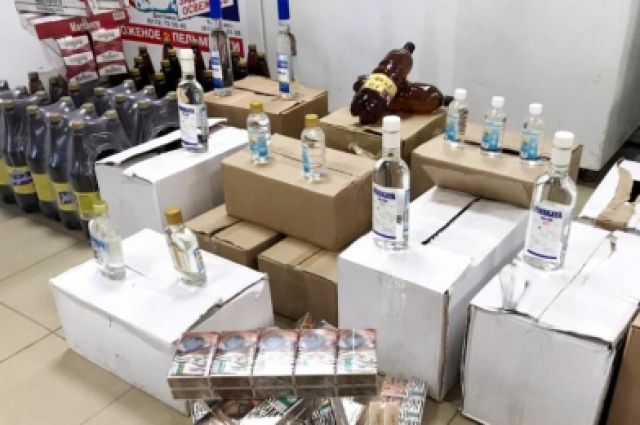 Сигареты и алкоголь без акциз выявили таможенники в магазине в Пскове
