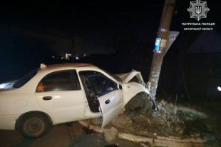 В Запорожье пьяный таксист влетел в электроопору: обошлось без пострадавших.