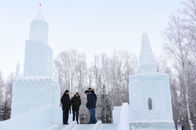 Площадь Ханты-Мансийска украсят ледовые фигуры аленького цветочка
