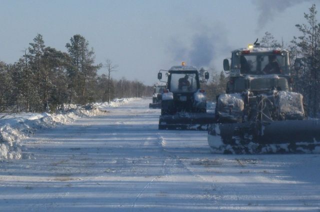 В снегопады на омские дороги распределили почти 1500 тонн спецсмеси
