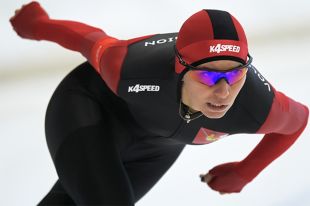 Евгения Лаленкова на дистанции забега на 1500 м среди женщин на чемпионате России по конькобежному спорту.