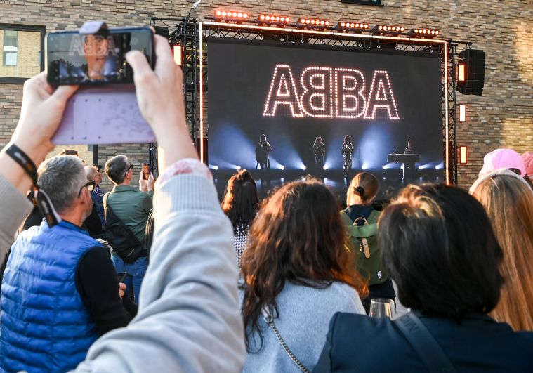 За главную музыкальную награду поборется и шведская группа ABBA, которая в этом году выпустила новый альбом — первый за 40 лет. Группа ABBA представила две новые песни и шоу с цифровыми 3D-копиями