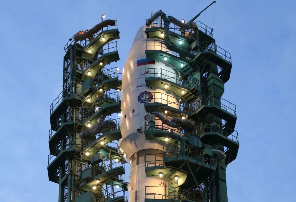 Разведение колонн обслуживания ракеты-носителя «Союз-2.1б»