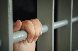 Изнасиловал и хотел убить: под Черкассами подростка осудили на 10 лет.