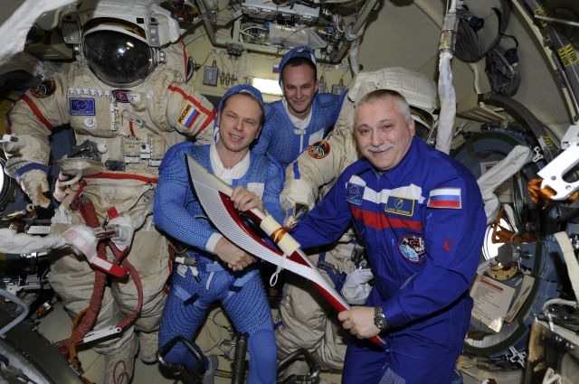 Российские космонавты в 2014 году вынесли олимпийский факел в открытый космос.