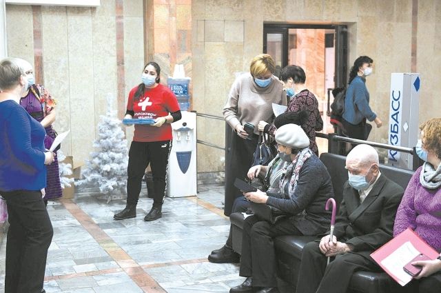 Первый прививочный пункт при мэрии открылся в Новокузнецке для пожилых горожан.