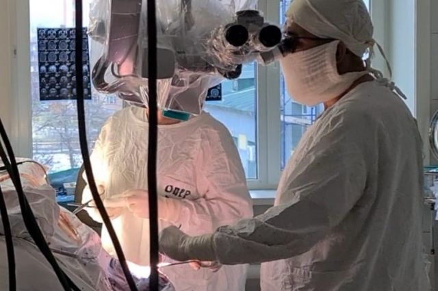 Более 300 высокотехнологичных операций в год проводят специалисты отделения нейрохирургии, которое возглавляет Андрей Антонов. 