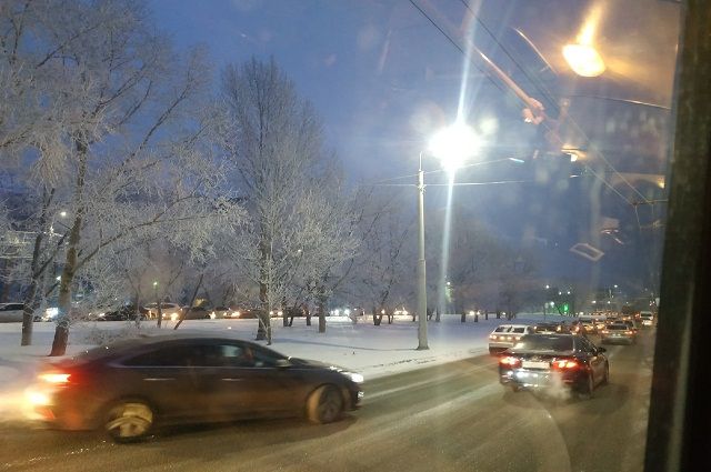 Оренбуржцы в мороз ждут автобусы по полчаса, чтобы уехать на работу