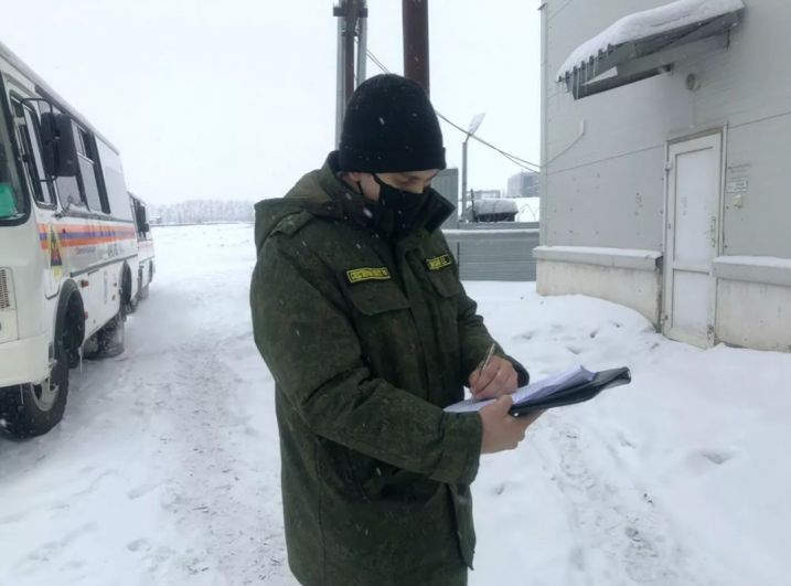 Сотрудник СК РФ во время доследственной проверки на территории шахты «Листвяжная»