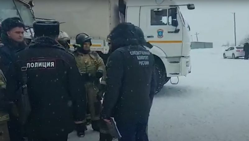 Спасатели МЧС, сотрудники полиции и СК РФ на территории шахты «Листвяжная»