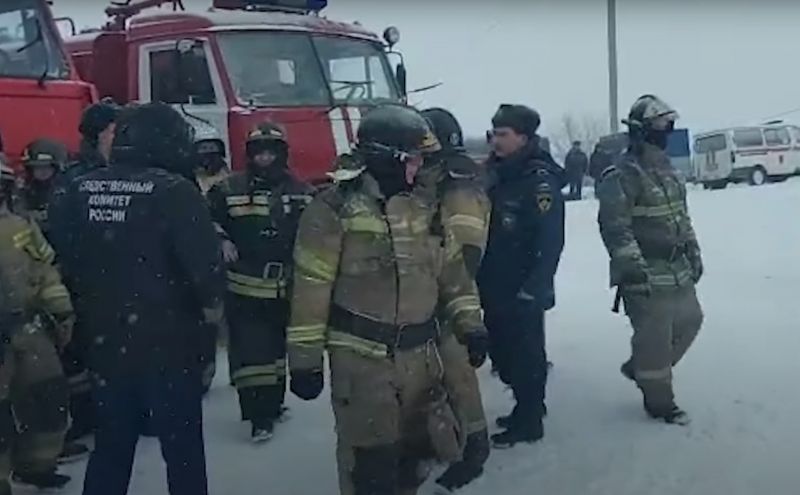 Спасатели МЧС во время аварийно-спасательных работ на территории шахты «Листвяжная»