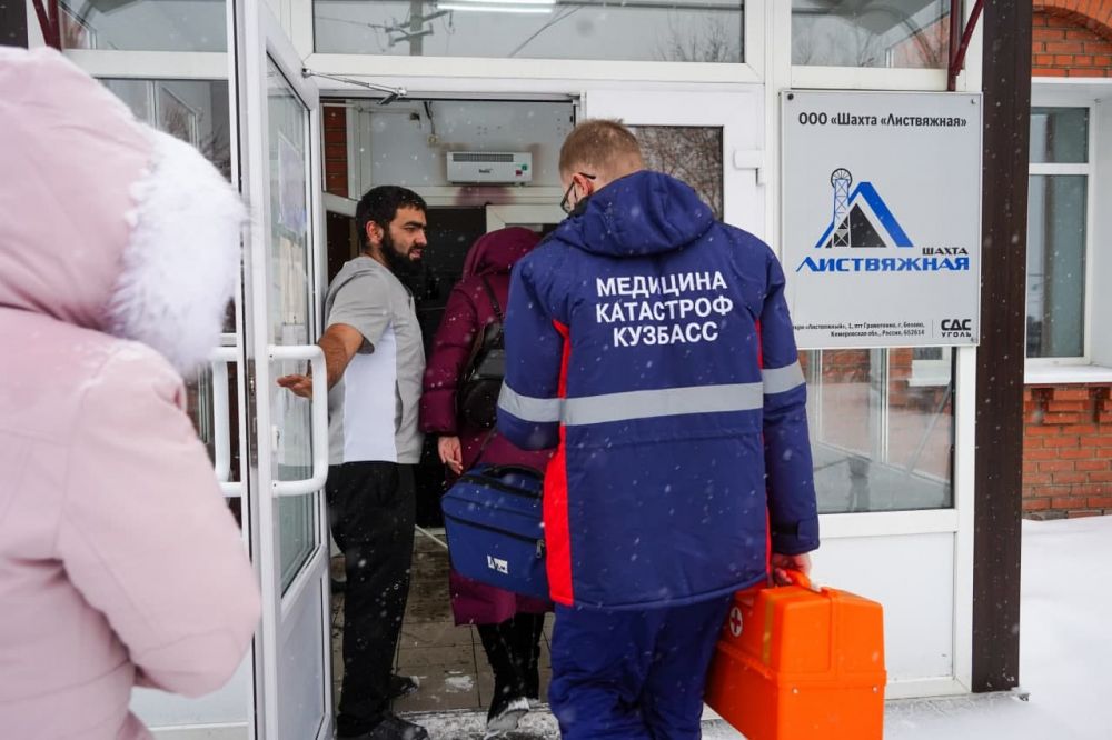 Бригада врачей Центра медицины катастроф на территории шахты «Листвяжная»