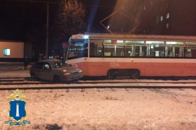 В Ульяновске при столкновении ВАЗа с трамваем пострадала девушка